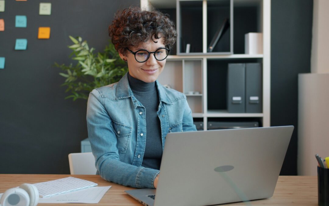 Devenir adjointe administrative immobilière : le métier méconnu qui transforme des carrières.